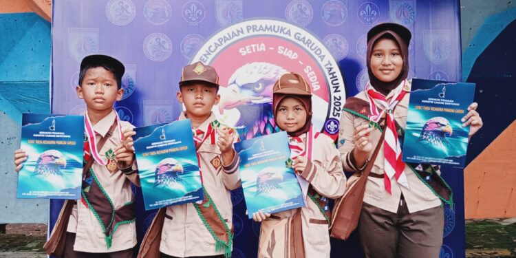 Empat Putra–Putri SDN 3 Karangmangu Resmi Sandang Tanda Pramuka Garuda di GOR Satria