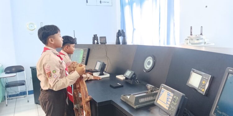 Literasi Bahari Baraka SDN Kaliputih Kwarran Purwojati: Regu Rajawali dan Mawar Belajar Dunia Pelayaran