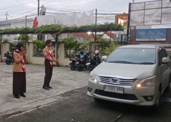 Pramuka Peduli Kwarran Sokaraja Amankan Ibadah Natal di GKI Sokaraja