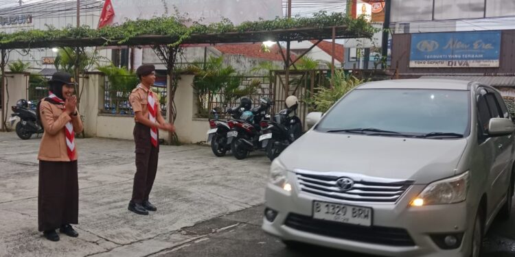 Pramuka Peduli Kwarran Sokaraja Amankan Ibadah Natal di GKI Sokaraja