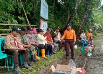Tebar Benih Ikan, Upaya Pramuka Sokaraja Lestarikan Lingkungan