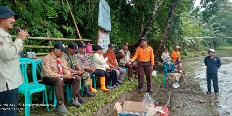 Tebar Benih Ikan, Upaya Pramuka Sokaraja Lestarikan Lingkungan