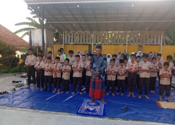 Pramuka SD Negeri 2 Karangmangu Kwarran Purwojati Awali Jumat Pagi dengan Sholat Dhuha, Senam Bersama, dan Aksi Bersih Lingkungan