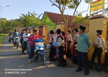 Pangkalan SD Negeri 3 Pasinggangan Membagikan Ratusan Takjil