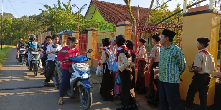 Pangkalan SD Negeri 3 Pasinggangan Membagikan Ratusan Takjil