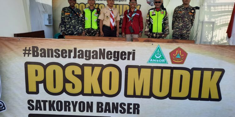 Pramuka dan Banser Kolaborasi Amankan Arus Mudik di Purwokerto Utara