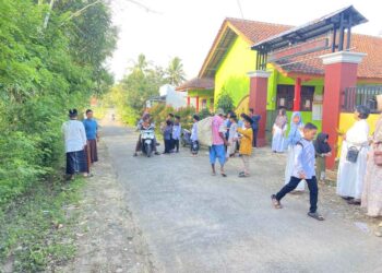 Pramuka Penggalang SDN 2 Karangmangu Kwarran Purwojati Gelar Aksi Berbagi Takjil di Bulan Ramadan