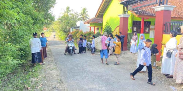 Pramuka Penggalang SDN 2 Karangmangu Kwarran Purwojati Gelar Aksi Berbagi Takjil di Bulan Ramadan