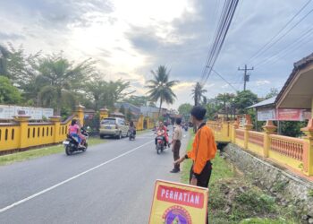 Pramuka Kwarran Purwojati Bantu Pengaturan Lalu Lintas Saat Pembagian Takjil di Sekitar Posko APP KBL