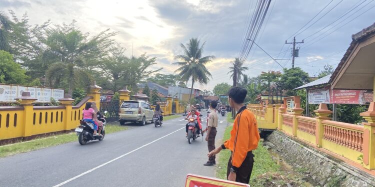 Pramuka Kwarran Purwojati Bantu Pengaturan Lalu Lintas Saat Pembagian Takjil di Sekitar Posko APP KBL