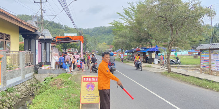 Waka Abdimas Kwarran Purwojati Turut Amankan Lalu Lintas di Sekitar Posko APP KBL