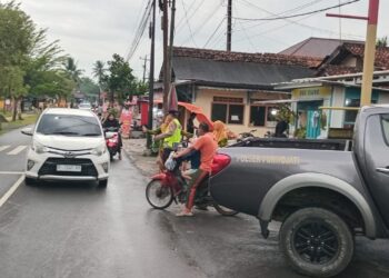 Sinergi Pramuka dan Polsek Purwojati, Monitoring Posko APP KBL dan Pengaturan Lalu Lintas Berjalan Optimal