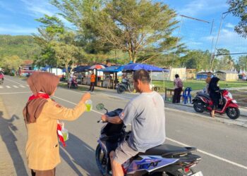 Semangat Berbagi di Ramadan, Pramuli Kwarran Purwojati Tebar Takjil di Sekitar Posko APP KBL