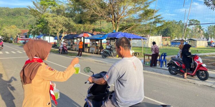 Semangat Berbagi di Ramadan, Pramuli Kwarran Purwojati Tebar Takjil di Sekitar Posko APP KBL