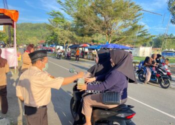 Kolaborasi Penuh Kepedulian, Ka Mabi Harian dan Ka Kwarran Turun Langsung dalam Pembagian Takjil