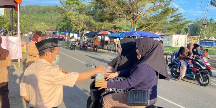Kolaborasi Penuh Kepedulian, Ka Mabi Harian dan Ka Kwarran Turun Langsung dalam Pembagian Takjil