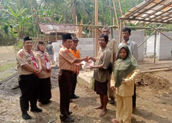 Kwarran Somagede Serahkan Bantuan Kepada Korban Kebakaran di Desa Somagede