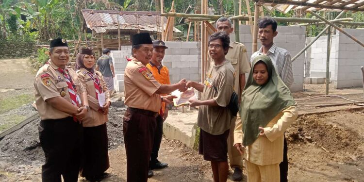 Kwarran Somagede Serahkan Bantuan Kepada Korban Kebakaran di Desa Somagede