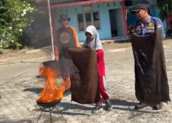 Edukasi Sejak Dini, Pramuli Kwarran Purwojati Bersama Damkar Banyumas Gelar Sosialisasi Tanggap Kebakaran di SDN Karangtalun Lor