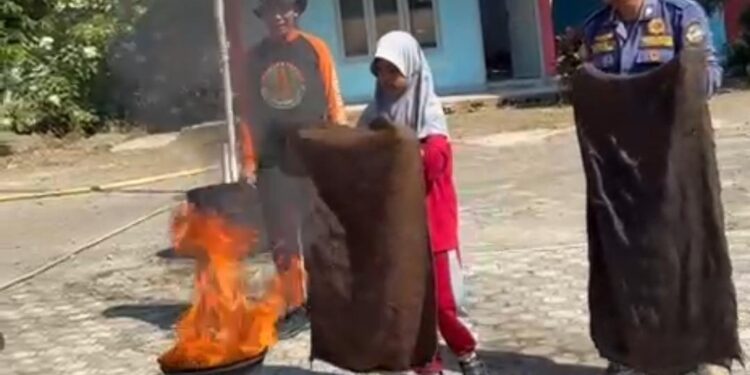 Edukasi Sejak Dini, Pramuli Kwarran Purwojati Bersama Damkar Banyumas Gelar Sosialisasi Tanggap Kebakaran di SDN Karangtalun Lor