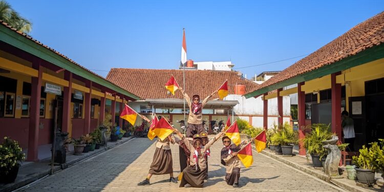 Pecah! 81 Anggota Pramuka SDN Klapasawit Tampil Kompak di Lomba Dance Semaphore