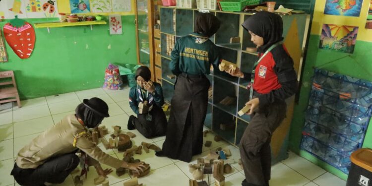 Aksi Nyata Tingkatkan Literasi, Peserta Perkemahan Wirakarya Banyumas 2026 Percantik Perpustakaan Sekolah