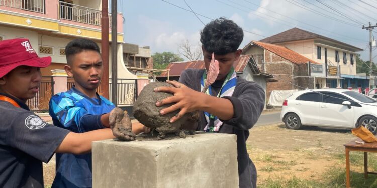 Tinggalkan Jejak Pengabdian, Peserta PWC Banyumas 2026 Gotong Royong Selesaikan Monumen Wirakarya