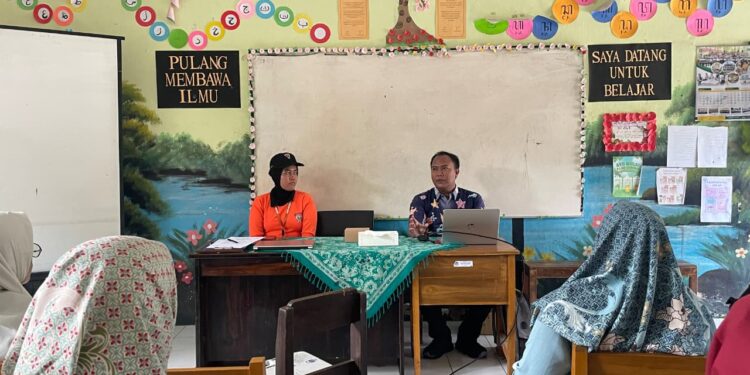 Wujudkan Kemandirian Pangan Desa, PWC Banyumas 2026 Bagikan Bibit Pohon dan Benih Ikan di SDN Kedondong sebagai Gerakan Ketahanan Pangan Nasional