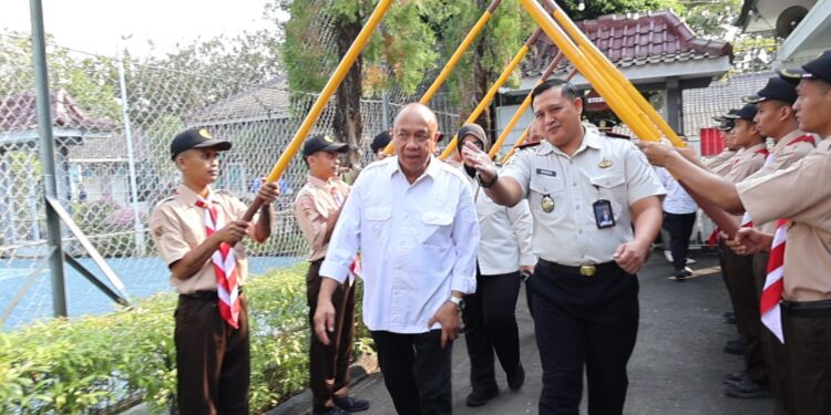 Keren! Gudep Teritorial Rutan Banyumas Sambut Kedatangan Bupati Sadewo dengan Aksi Tongkat Pora