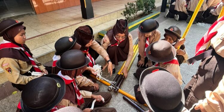Semarak Ekskul Perdana: 206 Penggalang SDN 3 Kedungwuluh Kwarran Purwokerto Barat Unjuk Aksi Pioneering