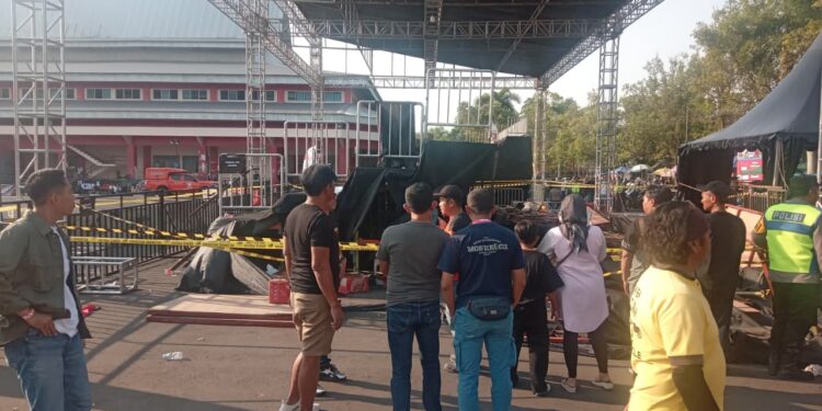 Gerak Cepat Tim Reaksi Cepat Kwarcab Banyumas Bantu Penanganan Insiden Robohnya Tribun GOR Satria