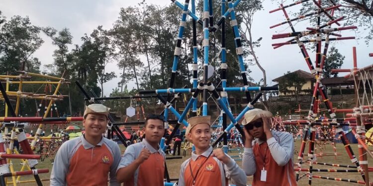 Tangkas Rangkai Bambu dan Tali di Buper Kendalisada, Pembina Pramuka Kwarcab Banyumas Beradu Kecepatan Mendirikan Menara Pionering