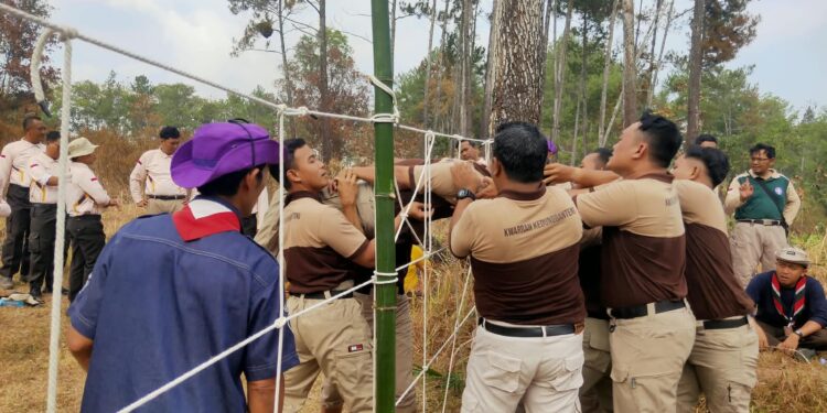 Taklukkan Halang Rintang di Buper Kendalisada, Pembina Pramuka Kwarcab Banyumas Uji Ketangkasan pada Lomba Penjelajahan