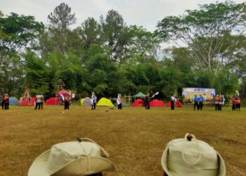 Uji Kecepatan Sandi di Buper Kendalisada, Pembina Pramuka Kwarcab Banyumas Kirim Sinyal Semaphore dan Morse pada Lomba Penjelajahan