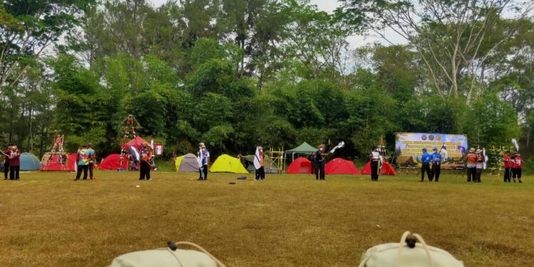 Uji Kecepatan Sandi di Buper Kendalisada, Pembina Pramuka Kwarcab Banyumas Kirim Sinyal Semaphore dan Morse pada Lomba Penjelajahan