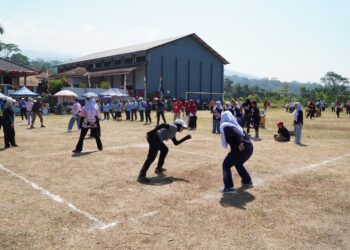 Semarak HUT Pramuka ke-65, Kwarran Cilongok Gelar Lomba Gobag Sodor Pembina