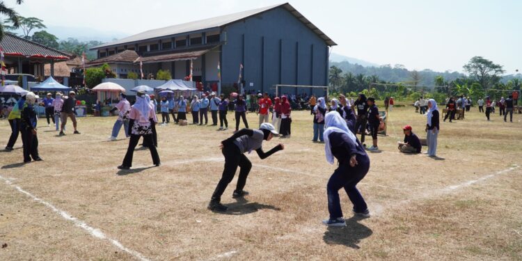 Semarak HUT Pramuka ke-65, Kwarran Cilongok Gelar Lomba Gobag Sodor Pembina
