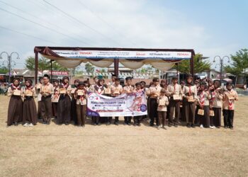 Pramuka Peduli Kwarran Cilongok Bagikan Kacamata Gratis untuk Andik Siaga dan Penggalang