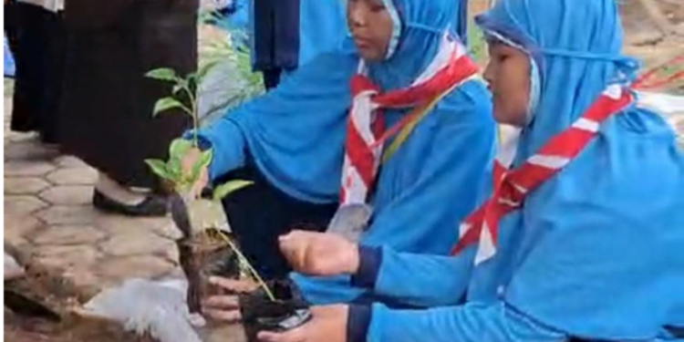 Pramuka SD Terpadu PUTRA HARAPAN Purwokerto Belajar Kemandirian dari Kebun