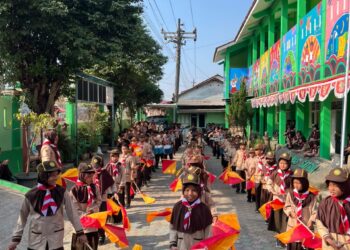Semarak Hari Pramuka ke-65, SD Negeri 2 Dukuhwaluh Gelar Upacara, PERSARI, hingga Aksi Peduli Lingkungan