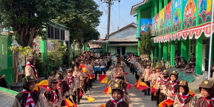 Semarak Hari Pramuka ke-65, SD Negeri 2 Dukuhwaluh Gelar Upacara, PERSARI, hingga Aksi Peduli Lingkungan