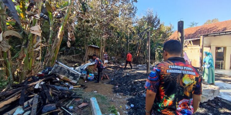 Pramuka Peduli Kwarran Cilongok Salurkan Donasi untuk Korban Kebakaran di Sokawera