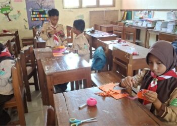 Kreatif dan Terampil, Pramuka SDN 1 Bancarkembar Belajar Menjahit Gantungan Kunci Flanel