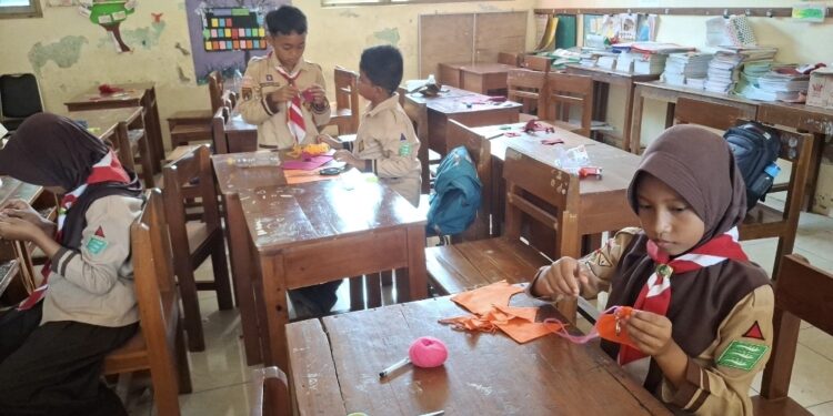 Kreatif dan Terampil, Pramuka SDN 1 Bancarkembar Belajar Menjahit Gantungan Kunci Flanel