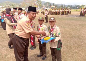 Siaga Garuda SD Negeri 3 Kemawi Terima Penghargaan Lencana Teladan dari Kwartir Nasional Gerakan Pramuka