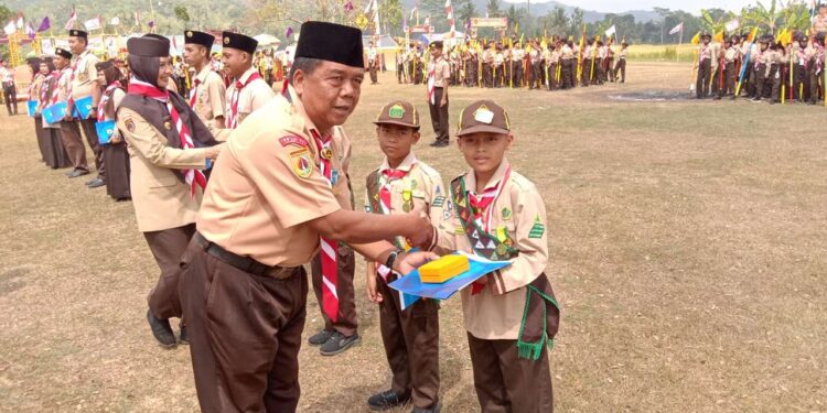 Siaga Garuda SD Negeri 3 Kemawi Terima Penghargaan Lencana Teladan dari Kwartir Nasional Gerakan Pramuka