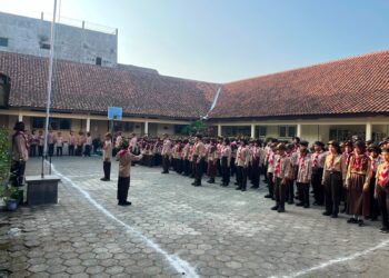 SD Negeri 1 Grendeng Peringati Hari Pramuka ke-65 dengan Upacara dan Aksi Bersih Lingkungan