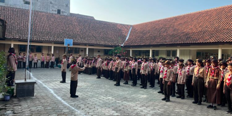 SD Negeri 1 Grendeng Peringati Hari Pramuka ke-65 dengan Upacara dan Aksi Bersih Lingkungan