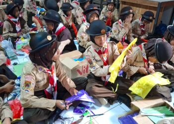 Ubah Sampah Jadi Karya: Pramuka Penggalang Somagede Sulap Kardus dan Kresek Bekas Jadi Pot Lampion Serta Bunga Hias