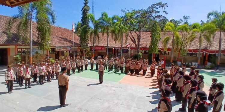 Belajar Disiplin dan Kekompakan, SD Negeri 1 Kalitapen Kwarran Purwojati Latih Dasar-Dasar PBB dalam Ekstrakurikuler Pramuka
